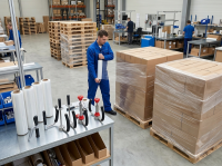Các dụng cụ quấn màng PE trong đóng gói hàng hóa